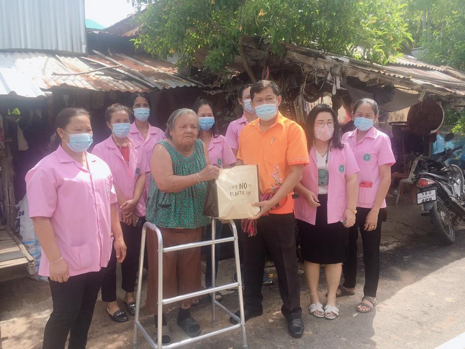 เทศบาลตำบลลิ้นฟ้าร่วมกับรพ.สต.ลิ้นฟ้า ออกเยี่ยมผู้ป่วยติดเตียงและผู้ป่วยที่มีภาวะพึ่งพิงในพื้นที่บ้านลิ้นฟ้า หมู่ที่ 1-2  (8 ภาพ)